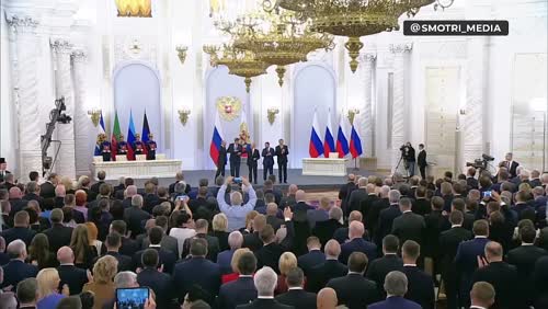 ⚡️ La salle du Kremlin résonne au son des cris de la foule 'Russie !'
